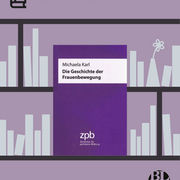 Im Hintergrund die Illustration eines Bücherregals. Im Vordergrund das Cover des Buch "Die Geschichte der Frauenbewegung" von Michaela Karl.