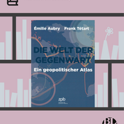 Im Hintergrund die Illustration eines Bücherregals. Im Vordergrund das Cover des Buchs "Die Welt der Gegenwart. Ein geopolitischer Atlas“ von Emilie  Aubry und Frank Tétart.
