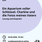 Eine Kalenderkachel. Darauf steht der Hinweis auf die Veranstaltung "Ein Aquarium voller Schlüssel. Charkiw und die Fotos meines Vaters" am 04.03.2026 um 18 Uhr in der Landeszentrale.