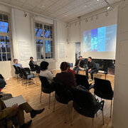 Yuriy Gurzhy, Musiker und Autor, und Dr. Olaf Glöckner, Wissenschaftlicher Mitarbeiter, während einer Veranstaltung in der Landeszentrale.