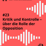 Eine Textkachel. Darauf steht der Titel der aktuellen Podcastfolge der Landeszentrale: "#23 Kritik und Kontrolle – über die Rolle der Opposition"