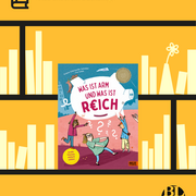 Im Hintergrund die Illustration eines Bücherregals. Im Vordergrund das Buch "Was ist arm und was ist reich?" von Kerstin Scharmacher und Meike Töpperwien.  