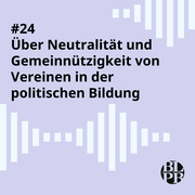 Eine Textkachel, darauf der Titel der aktuellen Folge des Podcasts der Landeszentrale. Dieser lautet: #24 Über Neutralität und Gemeinnützigkeit von Vereinen in der politischen Bildung.