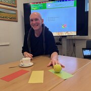 Christian Müller steht an einem Tisch.