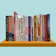 Eine Auswahl von Büchern aus dem Buchshop der Landeszentrale steht auf einem Regal.