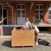  David Dreker (Mitte) beim gemeinsamen Bau von Stadtmöbeln für Perleberg. 