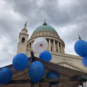 Blaue Luftballons mit EU-Sternen in Potsdam