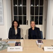 Mirjam Deponte, Referentin für Publikationen in der Landeszentrale, und Sirkka Jendis, Autorin und Geschäftsführerin der Tafel Deutschland e. V., bei einer Veranstaltung in der Landeszentrale. 