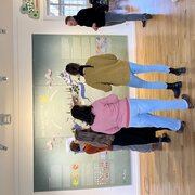 Sebastian Stude, Referent für Ausstellungen und Öffentlichkeitsarbeit in der Landeszentrale, begleitet eine Gruppe durch die Ausstellung "Stadt, Land, Klima. Klimawandel und Nachhaltigkeit in Brandenburg".