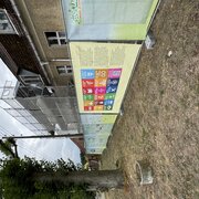 Die Ausstellung "Stadt, Land, Klima. Klimawandel und Nachhaltigkeit in Brandenburg" als Open-Air-Ausstellung vor dem Gutshaus der Zukunft Altfriedland. 