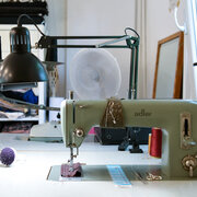 Eine Nähmaschiene steht auf einem Tisch. 