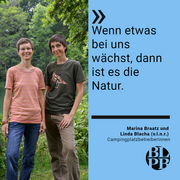 Auf der linken Seite stehen Marina Braatz und Linda Blacha vom Naturcampingpark Rehberge, rechts ein Zitat der beiden.