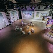 Blick in den Ausstellungsraum der Kulturgießerei Schöneiche. Dort ist die Ausstellung "Stadt, Land, Klima. Klimawandel und Nachhaltigkeit in Brandenburg" der Landeszentrale zu sehen.