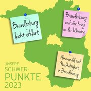 Im Hintergrund eine Karte von Brandenburg. Darauf drei Notizzettel mit der Aufschrift "Brandenburg leicht erklärt", "Brandenburg und der Krieg in der Ukraine" und "Klimawandel und Nachhaltigkeit in Brandenburg".