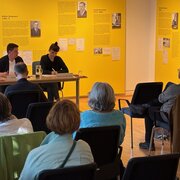 Ronja Kempin, Wissenschaftlerin bei der Stiftung Wissenschaft und Politik, und Sabine Schmidt-Peter, Referentin in der Landeszentrale, im Gespräch während der Veranstaltung "Die Zukunft der europäischen Sicherheits- und Verteidigungspolitik" in der Landeszentrale.