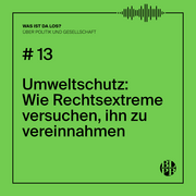Eine grüne Kachel auf der der Titel der aktuellen Folge des Podcasts „Was ist da los? Über Politik und Gesellschaft“ steht. Der Titel lautet: #13 Umweltschutz: Wie Rechtsextreme versuchen, ihn zu vereinnahmen.
