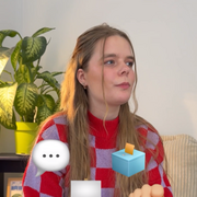 Lea - Host der neuen Videoreihe der Landeszentrale sitzt vor einem Laptop.