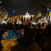 Friedensdemonstration für die Ukraine in Berlin. Quelle: https://commons.wikimedia.org/wiki/File:Ukraine_solidarity_protest_Berlin_2022-02-22_136.jpg