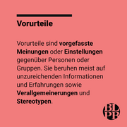 Auf einer Kachel steht eine kurze Erklärung des Begriffs Vorurteil.
