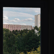 Blick aus dem Fenster einer Plattenbauwohnung