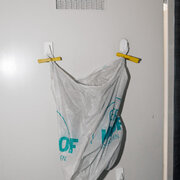 Eine Plastetüte am Kühlschrank. Foto aus der Ausstellung "Arm im Alter"