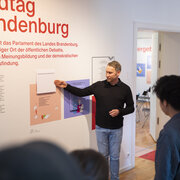 Sebastian Stude, Referent für Ausstellungen in der Landeszentrale, begleitet eine Gruppe durch die aktuelle Ausstellung.