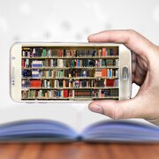 Smartphone mit Bücherschrank