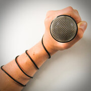 Hand mit Mikrofon