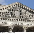 Blick auf das Reichstagsgebäude mit der Inschrift "Dem Deutschen Volke"