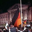 Hunderttausende waren dabei, als in der Nacht vom 2. zum 3. Oktober 1990 vor dem Reichstag die schwarz-rot-goldene Bundesfahne gehisst wurde.
