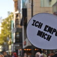 Schild mit der Aufschrift "Ich empöre mich"