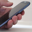 Hand mit einem Handy