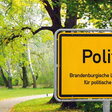 Ortseingangsschild mit dem Text: Politik - ja, bitte
