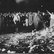 Deutsche Studenten verbrennen “undeutsche” Schriften