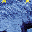 Blauer Hintergrund mit Rissen und gelben Sternen als Symbol für die EU
