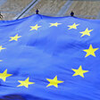 Eine riesige EU-Flagge wird vor dem Europäischen Parlament in Brüssel ausgerollt