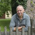 Mann am Gartenzaun
