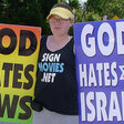 Antisemitismus ist auf der ganzen Welt verbreitet. "Gott hasst Juden und Israel" meint diese junge Frau vor einer Synagoge in Los Angeles. 