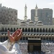 Pilger in Mekka, im Hintergrund die heilige Kaaba