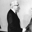 Erich Honecker begrüßt Bischof Albrecht Schönherr, den Vorsitzenden der Konferen