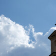 Kirchenturm vor blauem Himmel