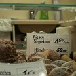 Riesen-Negerküsse im Schaufenster