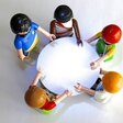 Playmobilfiguren diskutieren am runden Tisch. Bild: pixabay, CCO