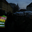 Vor der Polizeiwache