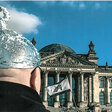 Ausschnitt aus dem Buchcover: "Reichsbürger. Ein Handbuch". Ein Mann mit Aluhut steht vor dem Reichstag