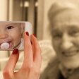 Eine alte Frau wird mit dem Smartphone fotografiert. Bild: Pixabay, CCO