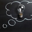Glühlampe an der Tafel. Bild: Pixabay, freie Nutzung