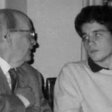 Großvater und Enkel im Gespräch