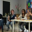 Frauen verschiedener Herkünfte nehmen an einem Seminar teil und arbeiten zusammen an einem Thema