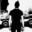 Ein maskierter Mann steht mit Steinen in der Hand vor einem Polizeiauto